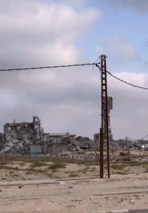 ویرانی های بجا مانده ناشی از حملات رژیم اشغالگر صهیونیست به برج های الاسری در شمال اردوگاه النصیرات در مرکز منطقه غزه