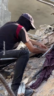 جستجو برای یافتن اجساد مفقود شده سربازان اسرائیلی در زیر آوارها در اردوگاه النصیرات در مرکز نوار غزه ادامه دارد جستجو برای یافتن اجساد مفقود شده سربازان اسرائیلی در زیر آوارها در اردوگاه النصیرات در مرکز نوار غزه ادامه دارد